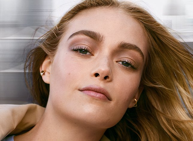 Maybelline Model, Violet, wearing Express Brow 